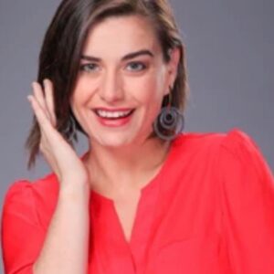 Ingrid Cruz Instagram - Aquí va mi paso por @tvn 
Del 2010 al 2013…♥️
Me cambié de canal ,salí de la zona de confort …
Crecí !!!🌟
2011 Beatriz -“ esperanza”
2012 Emma Ruiz Tagle -“reserva de familia 
2013 Isabel -“somos los Carmona “

Que lindo es mirar hacia atrás …
Y uds vieron a alguno de estos personajes ???
Los leo