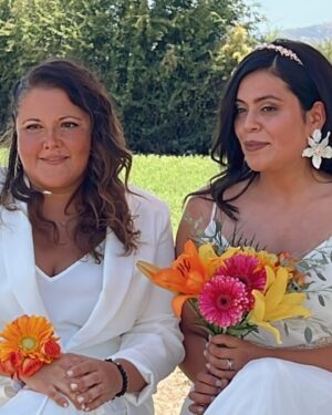 Ingrid Cruz Instagram - Este fin de semana se casó mi hermana del alma …
Llore como una niña …
Verla camina hacia el altar de la mano de mi hija …es uno de los momentos más hermosos de mi vida 
Puro amor y luz 🏳️‍🌈
@valveliz @mariaapaazc ♥️
Pd: y la entrada en moto de @valveliz con la música de starwars…inolvidable!!!🏳️‍🌈