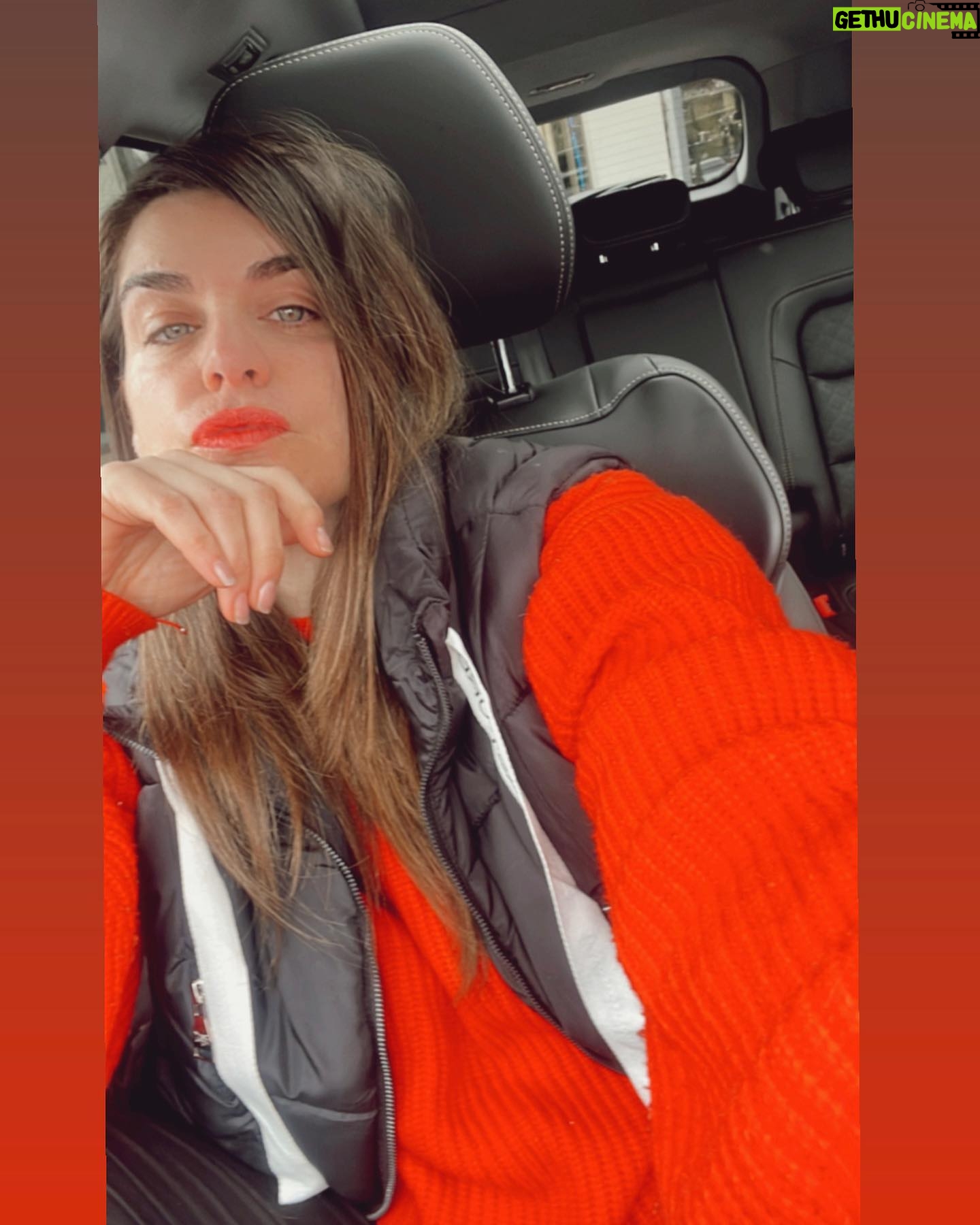 Ingrid Cruz Instagram - Llegue mucho antes a un lugar y tuve que esperar !!😍 Debo confesar que mi auto tenga calienta asiento es altamente adictivo… Jajajajajaajajajaj Me quedé mirando el cielo y me puse a sacar fotos … Aquí les dejo algunas @guillermomorales.cl Mi auto es mi segunda casa 💋