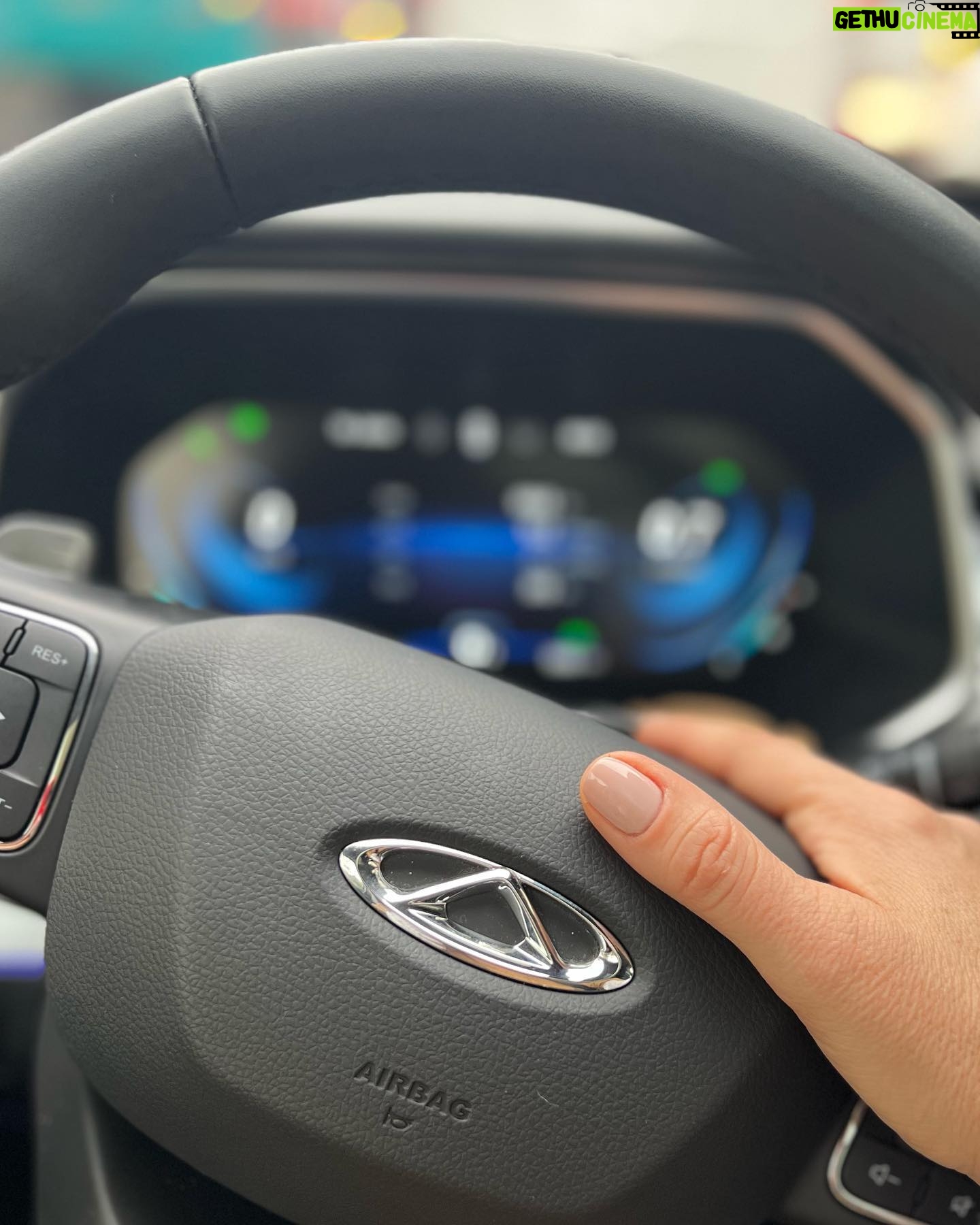 Ingrid Cruz Instagram - Llegue mucho antes a un lugar y tuve que esperar !!😍 Debo confesar que mi auto tenga calienta asiento es altamente adictivo… Jajajajajaajajajaj Me quedé mirando el cielo y me puse a sacar fotos … Aquí les dejo algunas @guillermomorales.cl Mi auto es mi segunda casa 💋