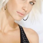 Ingrid Grudke Instagram - Estas son solo algunas pocas fotos de toda mi carrera profesional. Quiero hacer que sepan que Ser modelo es una profesión, no un sueño. Hay que saber trabajar de modelo. Aunque muchos subestiman este trabajo, en el mundo comercial de la moda y el marketing de muchos productos se necesitan modelos profesionales para promover difundir y promocionar un producto. Esto se aprende y no alcanza con solo tener altura y una cara bonita. Es el arte de saber comunicar algo más! Y si sos un buen modelo, aunque recién empieces, no tenes que pagar por estar en un desfile te eligen por casting. Tampoco se paga un fijo los manager o agencia por pertenecer a esa agencia. Ellos se quedan con un porcentaje de cada trabajo que te consiguen. Amo esta prisión, es muy lindo trabajo pero les digo a las nuevas generaciones, cuídense de los estafadores. Averigüen una y otra vez, todas las opciones de agencias. #agenciasdemodelos #modelo #modeloprofesional #ingridgrudke