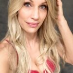 Ingrid Grudke Instagram – Hoy me atuve ordenando algunas cosas de teatro que tengo guardado en  mi camarín desde el año 2003 y entre plumas, cristales, coronas, disfraces, vestuarios de diferentes producciones y shows que realice en varios lugares de Argentina, aparecieron mis pelucas !!!! Y ordenando me puse a jugar con todo lo que iba encontrando. 😅. Esta peluca de pelo largo la use en la película #almapura !!! asi me quedaría el pelo largo,  que nunca voy a tener por mi genética no me la dio 🤣 pero ustedes qué piensan?