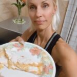 Ingrid Grudke Instagram - Una quesadilla a mi estilo 😄 Voy a preparar una quesadilla a mi manera, con tapioca o goma de mandioca es una especie de harina de almidón de mandioca Muy fácil de hacer Poner cuatro cucharadas de tapioca en una sartén a fuego medio, cuando ves que se va uniendo y sentís el aroma tostado de esta goma de mandioca, agregas un huevo batido y dos fetas de queso Dejas que se derrita bien todo y ya. Listo tu quesadilla de mandioca Algunos pueden decir que es una especie de mbeyu y si. Es algo así 😁 Acá te dejo dos opciones de marcas para que te envíen a tu casa esta goma de tapioca 🥰@tapiocaposadas @mamayucca.ar Pero preparada q mi estilo #tapioca #mandioca #gomademandioca #sintac #obera #misiones #vidasana #vidafitness