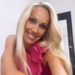 Ingrid Grudke Instagram - Por algunas ediciones volví al programa los @los8escalonesdelmillon … Feliz y contenta por trabajar en esta productora. @soyguidokaczka 🙏🏻💙 Siempre le pongo muchas ganas a cada cosa que hago. Pienso en todos los detalles. Para cada programa el vestuario está pensado. Hoy de @mono.fuk 🌟 Armado con el conocimiento de una productora de moda en este caso @roxharris que decide qué zapatos y accesorios, maquillaje, peinado que va con cada look. Es fascinante y muy divertido porque siempre descubro marcas nuevas que se producen en nuestro país, que están a la vanguardia mundial. así que mi apoyo siempre va a ser para el diseño argentino. #ingridgrudke #mundoIN #lookdeldia