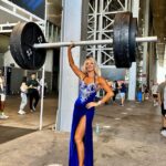 Ingrid Grudke Instagram - Arnold Classic en Madrid, despertamos a las 6 de la mañana mientras me duchaba @analiagaleano_fit me preparaba el desayuno: arroz, huevo, pavita y agua. Luego Analia me pinto el cuerpo, que es sumamente importante porque se definen mejor el tono muscular cuando estás en el escenario. Mientras la pintura se iba secando sobre mi piel, me comencé a maquillar, hice tantos años que teatro que aprendí a maquillarme para lo que es un escenario. Luego me puse mi peluca de pelo natural. La estética de FITMODEL está muy definida, a mi entender, es un estilo muy Barby, Muy años noventa. En esta zona europea, nórdicos, países rusos y asiáticos, le dan mucha importancia a este tipo de torneos. A las 9 de la mañana teníamos que estar en el estadio, Caja Mágica, porque mi categoría era una de las primeras en participar. Llegamos. Nos instalamos, nos preparamos y a las 10:20 ya estaba saliendo al escenario vestida con la monokini con mis colegas de diferentes partes del mundo, que por cierto, todo fluye con mucho orden y mucha amabilidad. Subí al Escenario muy tranquila, concentrada en la caminata y las posturas reglamentarias que tenía que hacer frente al jurado que te evalúa que, aunque no lo crean, a mi me cuesta mucho más porque las poses que hago en FITMODEL es todo lo opuesto a lo que hice y hago en pasarela durante tantos años. Pero desde que decidí volver a este torneo, practicante mucho estas poses de reglamento FITMODEL. Uno siempre puede aprender y mejorar cada cosa que decide hacer. Luego llegó el turno de la pasada con el Vestido y ahí nomas y definieron a las ganadoras de esta Competencia internacional. Todo tan bien organizado que solo me llevo solo tres horas de concentración. Así que al medio día de ese domingo ya estábamos libres para disfrutar de toda la Exposición de este evento Con Analia y mi amigo @fabianmorassut aprovechamos de hacer fotos y videos para compartir con ustedes. Y mientras paseábamos ahí, nos enteramos que estaba clasificada y ya inscripta por famf_argentina para ir al Mundial de FITMODEL que se realiza en Lituania 🇱🇹 el 21 y 22 de octubre 💪😍🤩 organizado por @ifbb_official Explosión de Alegría! 💥💫