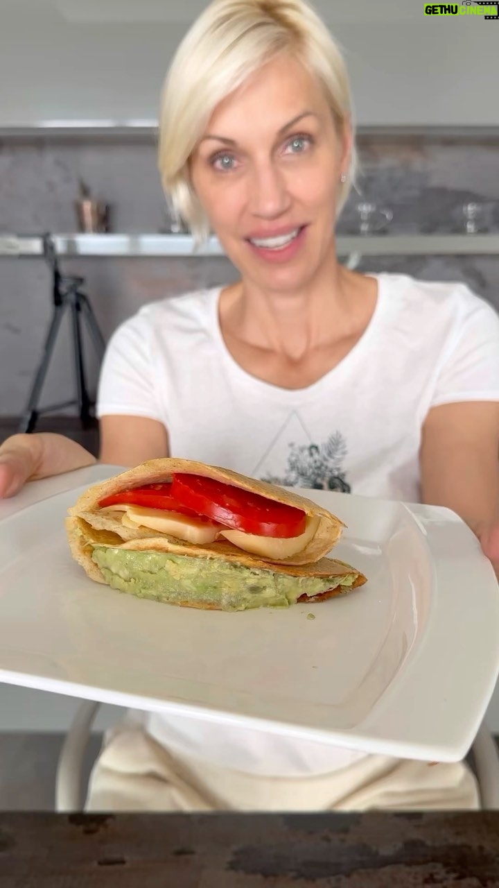 Ingrid Grudke Instagram - Me siguen pidiendo recetas y les vuelvo a subir uno de mis desayunos favoritos! Llega fin de año y es un momento muy importante para tener disciplina y buenos hábitos, además con el calor es muy importante hidratarse y comer saludable 😀 Es un desafío en estas épocas comer bien pero si lo proponemos se puede ✨ #ingridgrudke #mundoIN #recetas #fitnessmotivation
