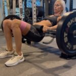 Ingrid Grudke Instagram - No hay secretos, esto es simple. Concentración en el objetivo que quieras lograr. Todos somos capaces de superarnos y lograr nuestra mejor versión Como siempre les digo: en esta vida, nuestro cuerpo es el responsable de trasladar a nuestro alma a donde quiera ir, pero está en nuestra mente como cuidar ese vehículo que nos lleva de un lado a otro y es nuestra responsabilidad cuidarlo para tener una mejor calidad de vida. Solo tú mente puede lograr que tengas una constancia en la buena alimentación, en el descanso y en la ejercitación lograr tener un cuerpo cómodo, ágil y funcional a vos. Yo entreno de 4 a 5 veces por semana con una rutina que me la arma @analiagaleano_fit y la cumplo con @augusto.chiolo que me ayuda, al gimnasio que voy, a realizar bien los ejercicios. Es importante concentrarse en el músculo que trabajas. Hidratarse con agua. Y acompañar la actividad física con un buen plan de alimentación, que en mi caso, ahora comencé con un plan que me armo @gymextremo porque este año tengo el objetivo de un nuevo torneo mundial. Asi que ya estoy concentrada para un nuevo @arnoldsportsfestivaleurope #fitmodel