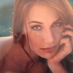 Ingrid Grudke Instagram - Ya que me preguntan tanto sobre mi pelo oscuro de mi último reel … les cuento. Cuando tenía un año de edad si tenía el mismo color de pelo que tengo hoy en día. 😁 Luego mi pelo se fue oscureciendo hasta llegar a un castaño claro. 🤷‍♀️. Mi color de pelo natural es castaño claro, o rubio oscuro, así dicen algunos expertos en cabellera.😊Asi como me ven en esta primera foto del carrete, foto que me sacó @pablocersosimo para mi book de trabajo cuando viaje a Italia, ese es mi color de pelo natural. Luego me oscurecieron el pelo para una campaña de trajes de baño en Argentina. Con este color de pelo castaño trabaje desde 1996 hasta 2001 En este último año me cambiaron el corte y color de pelo para una campaña de de ropa femenina que estaba de moda en ese momento. El corte y cambio de look total me lo hizo @sergiolamensaok. Luego de ese corte vinieron varias campañas más u muchos desfiles de moda por mi estilo único. Asi hasta el 2008 que llegó la campaña de cosmética capilar para @silkeymundial.ok donde me platinaron aún más y partir de ahí ya no pude volver a mi tono natural porque soy imagen de marca y es mi sello de identificación popular … y me encanta. Me siento muy cómoda con el corte y color de pelo que llevo actualmente. 😊🥰💖 pero bueno. Surgió este tema, me preguntaron mucho y se los quería compartir. Esto que es parte de mi historia profesional como modelo. Nunca tuve problemas de jugar con el cambio de mi color de pelo. Para la película #almapura de @yorobertosalomone estuve pelirroja, porque el director lo requería para el personaje que interpretaba. Y bueno, así voy jugando a ser camaleón 😂🤩Ya pasé por todos los colores, me divierte mucho y me encanta!!! En Mi vida también la vivo a puro color 😂 como siempre digo: no siempre es blanco o negro 🤣😉😁 #ingridgrudke #serfeliz es una eleccion 💖