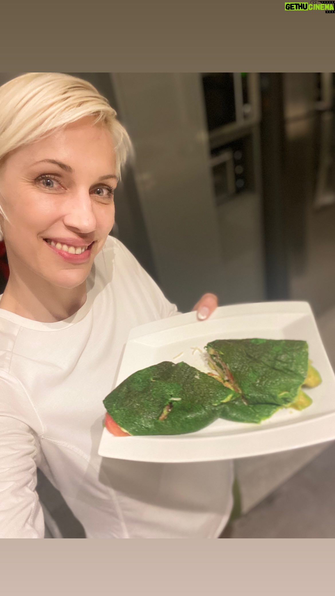 Ingrid Grudke Instagram - ¡Les vuelvo a dejar esta receta que es un clásico infalible! Crepes de Espinaca… ustedes lo pueden rellenar con lo que quieran y hasta hacer una fuente de canelones si quieren. Son deliciosos… después me cuentan 💙 #ingridgrudke #mundoIN #crepes
