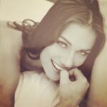 Ingrid Grudke Instagram - Ya que me preguntan tanto sobre mi pelo oscuro de mi último reel … les cuento. Cuando tenía un año de edad si tenía el mismo color de pelo que tengo hoy en día. 😁 Luego mi pelo se fue oscureciendo hasta llegar a un castaño claro. 🤷‍♀️. Mi color de pelo natural es castaño claro, o rubio oscuro, así dicen algunos expertos en cabellera.😊Asi como me ven en esta primera foto del carrete, foto que me sacó @pablocersosimo para mi book de trabajo cuando viaje a Italia, ese es mi color de pelo natural. Luego me oscurecieron el pelo para una campaña de trajes de baño en Argentina. Con este color de pelo castaño trabaje desde 1996 hasta 2001 En este último año me cambiaron el corte y color de pelo para una campaña de de ropa femenina que estaba de moda en ese momento. El corte y cambio de look total me lo hizo @sergiolamensaok. Luego de ese corte vinieron varias campañas más u muchos desfiles de moda por mi estilo único. Asi hasta el 2008 que llegó la campaña de cosmética capilar para @silkeymundial.ok donde me platinaron aún más y partir de ahí ya no pude volver a mi tono natural porque soy imagen de marca y es mi sello de identificación popular … y me encanta. Me siento muy cómoda con el corte y color de pelo que llevo actualmente. 😊🥰💖 pero bueno. Surgió este tema, me preguntaron mucho y se los quería compartir. Esto que es parte de mi historia profesional como modelo. Nunca tuve problemas de jugar con el cambio de mi color de pelo. Para la película #almapura de @yorobertosalomone estuve pelirroja, porque el director lo requería para el personaje que interpretaba. Y bueno, así voy jugando a ser camaleón 😂🤩Ya pasé por todos los colores, me divierte mucho y me encanta!!! En Mi vida también la vivo a puro color 😂 como siempre digo: no siempre es blanco o negro 🤣😉😁 #ingridgrudke #serfeliz es una eleccion 💖