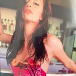 Ingrid Grudke Instagram - Ya que me preguntan tanto sobre mi pelo oscuro de mi último reel … les cuento. Cuando tenía un año de edad si tenía el mismo color de pelo que tengo hoy en día. 😁 Luego mi pelo se fue oscureciendo hasta llegar a un castaño claro. 🤷‍♀️. Mi color de pelo natural es castaño claro, o rubio oscuro, así dicen algunos expertos en cabellera.😊Asi como me ven en esta primera foto del carrete, foto que me sacó @pablocersosimo para mi book de trabajo cuando viaje a Italia, ese es mi color de pelo natural. Luego me oscurecieron el pelo para una campaña de trajes de baño en Argentina. Con este color de pelo castaño trabaje desde 1996 hasta 2001 En este último año me cambiaron el corte y color de pelo para una campaña de de ropa femenina que estaba de moda en ese momento. El corte y cambio de look total me lo hizo @sergiolamensaok. Luego de ese corte vinieron varias campañas más u muchos desfiles de moda por mi estilo único. Asi hasta el 2008 que llegó la campaña de cosmética capilar para @silkeymundial.ok donde me platinaron aún más y partir de ahí ya no pude volver a mi tono natural porque soy imagen de marca y es mi sello de identificación popular … y me encanta. Me siento muy cómoda con el corte y color de pelo que llevo actualmente. 😊🥰💖 pero bueno. Surgió este tema, me preguntaron mucho y se los quería compartir. Esto que es parte de mi historia profesional como modelo. Nunca tuve problemas de jugar con el cambio de mi color de pelo. Para la película #almapura de @yorobertosalomone estuve pelirroja, porque el director lo requería para el personaje que interpretaba. Y bueno, así voy jugando a ser camaleón 😂🤩Ya pasé por todos los colores, me divierte mucho y me encanta!!! En Mi vida también la vivo a puro color 😂 como siempre digo: no siempre es blanco o negro 🤣😉😁 #ingridgrudke #serfeliz es una eleccion 💖