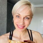 Ingrid Grudke Instagram - Cena rápida! A mi mamá le encanta la hamburguesa al ajo ! 😄. El ajo tiene muchísimas propiedades para nuestra salud. Batís 3 huevos con 3 dientes de ajo, una pizca de sal, los cocinas en una sartén al estilo huevo revuelto y listo te Armas la hamburguesa con queso, tomate, lechuga, el huevo y saborearlo.