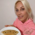 Ingrid Grudke Instagram – No sé cómo definir esta mezcla de media taza harina de maní  con media taza de avena, 4 huevos, una cucharita de polvo de hornear, unas gotas de endulzante, más media taza de agua.  Mezcle todo esto y lo lleve al horno. Encima le puse bañas y agregue algo de miel.  Y lista mi merienda.  @villaangelaposadas