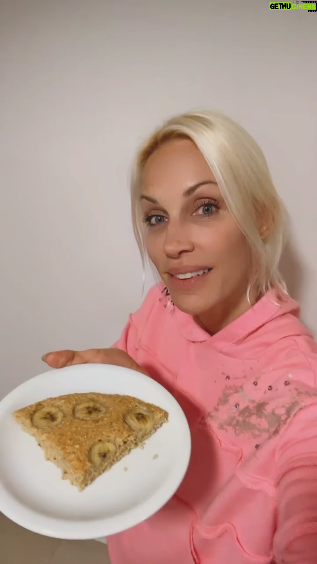 Ingrid Grudke Instagram - No sé cómo definir esta mezcla de media taza harina de maní con media taza de avena, 4 huevos, una cucharita de polvo de hornear, unas gotas de endulzante, más media taza de agua. Mezcle todo esto y lo lleve al horno. Encima le puse bañas y agregue algo de miel. Y lista mi merienda. @villaangelaposadas
