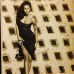 Ingrid Grudke Instagram - Ya que me preguntan tanto sobre mi pelo oscuro de mi último reel … les cuento. Cuando tenía un año de edad si tenía el mismo color de pelo que tengo hoy en día. 😁 Luego mi pelo se fue oscureciendo hasta llegar a un castaño claro. 🤷‍♀️. Mi color de pelo natural es castaño claro, o rubio oscuro, así dicen algunos expertos en cabellera.😊Asi como me ven en esta primera foto del carrete, foto que me sacó @pablocersosimo para mi book de trabajo cuando viaje a Italia, ese es mi color de pelo natural. Luego me oscurecieron el pelo para una campaña de trajes de baño en Argentina. Con este color de pelo castaño trabaje desde 1996 hasta 2001 En este último año me cambiaron el corte y color de pelo para una campaña de de ropa femenina que estaba de moda en ese momento. El corte y cambio de look total me lo hizo @sergiolamensaok. Luego de ese corte vinieron varias campañas más u muchos desfiles de moda por mi estilo único. Asi hasta el 2008 que llegó la campaña de cosmética capilar para @silkeymundial.ok donde me platinaron aún más y partir de ahí ya no pude volver a mi tono natural porque soy imagen de marca y es mi sello de identificación popular … y me encanta. Me siento muy cómoda con el corte y color de pelo que llevo actualmente. 😊🥰💖 pero bueno. Surgió este tema, me preguntaron mucho y se los quería compartir. Esto que es parte de mi historia profesional como modelo. Nunca tuve problemas de jugar con el cambio de mi color de pelo. Para la película #almapura de @yorobertosalomone estuve pelirroja, porque el director lo requería para el personaje que interpretaba. Y bueno, así voy jugando a ser camaleón 😂🤩Ya pasé por todos los colores, me divierte mucho y me encanta!!! En Mi vida también la vivo a puro color 😂 como siempre digo: no siempre es blanco o negro 🤣😉😁 #ingridgrudke #serfeliz es una eleccion 💖
