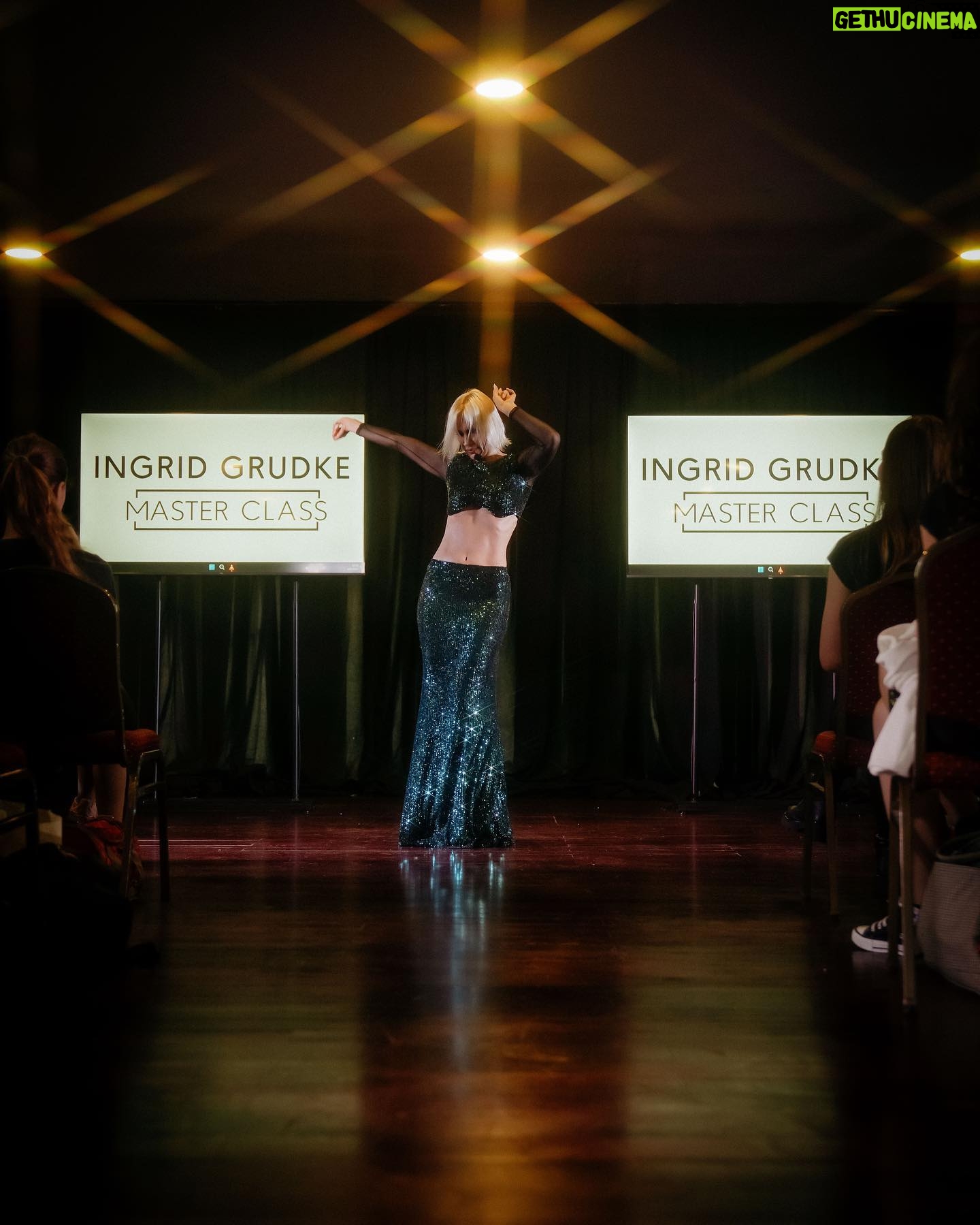 Ingrid Grudke Instagram - Les comparto en 10 simples fotos algo de la energía que se vivió ayer. ¡Estoy tan feliz de esta experiencia! Gracias a todos por ser parte y por confiar. @hoteljuliocesar @silkeymundial.ok @malimaph @doloresmoreno.ok @soyfabianachiaradia @nutrearte_ar #masterclass #ingridgrudke #mundoin