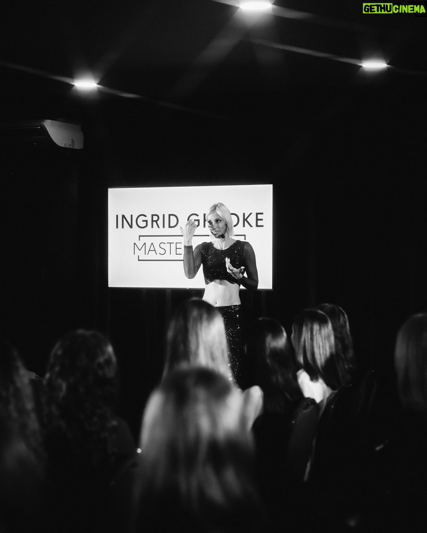 Ingrid Grudke Instagram - Les comparto en 10 simples fotos algo de la energía que se vivió ayer. ¡Estoy tan feliz de esta experiencia! Gracias a todos por ser parte y por confiar. @hoteljuliocesar @silkeymundial.ok @malimaph @doloresmoreno.ok @soyfabianachiaradia @nutrearte_ar #masterclass #ingridgrudke #mundoin