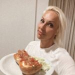 Ingrid Grudke Instagram - Hoy preparé uno de mis comidas preferidas Muy fácil y rico horneas una calabaza cortada al medio hasta que esté blando, remuevo su pulpa, agrego un huevo,una fecha de queso blando y al horno otra vez hasta que el hueco esté cocinado. Por hotro lado corto una cebolla, un tomate, sal, lo hiervo bien, hasta que se quede sin agua y agrego eso por encima de mis zapallitos. FELIZ DÍA DEL TRABAJADOR !!! 💖