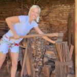 Ingrid Grudke Instagram - Todo Terreno! Hoy puse a prueba mis habilidades chacareras 😄. Mama me mandó a picar leña si quería comer asado 😅 Todavía me sale. Jajaja! Muy top. Que feliz soy haciendo cosas que hacía junto a mi mamá ! 🤣🔝🤩 #obera #familia #misiones