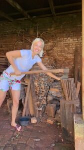 Ingrid Grudke Instagram - Todo Terreno! Hoy puse a prueba mis habilidades chacareras 😄. Mama me mandó a picar leña si quería comer asado 😅 Todavía me sale. Jajaja! Muy top. Que feliz soy haciendo cosas que hacía junto a mi mamá ! 🤣🔝🤩 #obera #familia #misiones