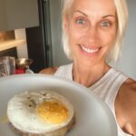 Ingrid Grudke Instagram - Medallones de carne para hamburguesas caseras 🍔 cocino bien 150 gramos de carne magra, lo proceso, le agrego un huevo, condimento, le doy forma de medallón para hamburguesa lo llevo a la sartén 5” para que se cocine el huevo y ya está. Listo para armar tu hamburguesa 🍔 😻🧡