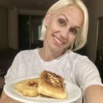 Ingrid Grudke Instagram - Y en misiones una de las comidas típicas es la mandioca! Acá una receta diferente: Mandioca rellena🫶🏻 Recuerden pelarla, hervirla hasta que este bien blandita y ahí podemos sacar el “hilo” que tiene dentro. Luego como ven en el reel pisamos bien, agregamos dos cucharitas de almidón de maíz, una de manteca y un huevo! Moldeamos, rellenamos con queso y a la sartén… QUE DELICIA!!! #mundoIN #ingridgrudke #recetas #mandioca