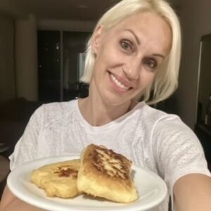 Ingrid Grudke Instagram - Y en misiones una de las comidas típicas es la mandioca!
Acá una receta diferente:

Mandioca rellena🫶🏻
Recuerden pelarla, hervirla hasta que este bien blandita y ahí podemos sacar el “hilo” que tiene dentro.

Luego como ven en el reel pisamos bien, agregamos dos cucharitas de almidón de maíz, una de manteca y un huevo! 
Moldeamos, rellenamos con queso y a la sartén…

QUE DELICIA!!!

#mundoIN #ingridgrudke #recetas #mandioca