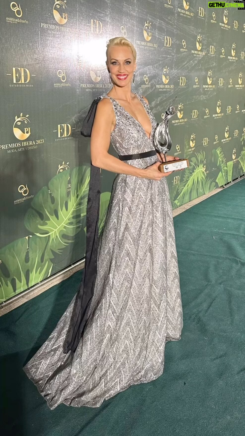 Ingrid Grudke Instagram - Para el cierre la conducción de los @premios_ibera Este mega evento elegí vestirme con otro gran talentoArgentino nuestro diseñador @puchetag @atelierpucheta Amo vestir #diseñoargentino🇦🇷 y con premio en mano me fui del evento muy feliz de haber compartido tantas momentos Unicos. Gracias @marilebuzziriera por tu convocatoria. 💓 #premios #diseño #arte #moda #nea #corrientes #misiones #formosa #chaco #entrerios