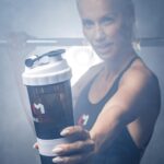 Ingrid Grudke Instagram – Quiero compartirles algunas fotos de lo que fue la campaña de @maxlevelab  www.maxlevelstore.com  Siempre, me preguntan cómo hago para mantenerme asi, que Cual era mi secreto, por lo que hace años y siempre me van a escuchar decir : “ no hay secretos” esto es simple, comer bien, hacer gimnasia y descansar No hay secreto. No digo que sea fácil, pero en mi caso, esto es mi realidad.  Así lo hice toda mi vida.  Una de las cosas que más me irritan es que digan que no como para estar así o que por mi genética soy así. Que no me cuesta.  Si, es cierto, hay medidas y formas de mi cuerpo que las herede pero a la genética hay que ayudarla con buenos hábitos, con los cuidados básicos para poder mantener un cuerpo saludable, ágil y comodo.  Tenemos que  ser conscientes que nuestro cuerpo es el vehículo de nuestro alma, mejor lo mantenemos, mejor vamos a transitar en esta vida. 
Todo depende de cada uno, de tu voluntad, de cuánto te queres, es ahí donde se ve tu verdadero poder porque nadie puede hacer la gimnasia por vos, ni comer por vos,  Vos tenes que moverte para lograr tu mejor versión  estés donde estés. Si queres podes 🥰💖.