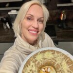 Ingrid Grudke Instagram – Ustedes ya saben que mucha comida me gusta transformarla en pastel. O lo que yo llamo pastel…

Hay veces que me sobra algo de carne magra y no la quiero comer así, seca, por eso prefiero molerla y transformarla en una comida diferente como este pastel de carne que a mí me gusta mucho. 

Espero que les guste a ustedes…

A la cantidad de carne cocida que me quedo, ya sea 100, 200 gramos,  la pico en pequeñísimos trozos, ya sea a mano con un cuchillo muy filoso o en la procesadora que tenga cada uno, y le agrego 3 huevos. Condimento un poco si es necesario y ya!

Le doy una primer cocción. Luego lo saco del horno, lo giro y lo cubro con queso en hebras y le doy un toquecito más 😊

Que dicen?

#ingridgrudke #mundoIN #fitness