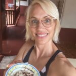 Ingrid Grudke Instagram - En mi infancia preparaba este postre con mi mamá para algún domingo, algún cumple, navidad, momentos especiales. 🥰 Hoy lo volví a recordar haciéndolo junto a mi mamá en su casa de Oberá. Obvio que me hace feliz compartir momentos junto con mi familia y más aún en fechas especiales como hoy, que para nosotros, es un momento de compartir mucho amor pero sobre todo agradecer TODO lo que el año nos brindó. POSTRE DE LECHE La receta es tan simple como la ven: 1 litro de leche 1/2 taza de azúcar 1 huevo Esencia de vainilla 6 cucharadas de almidón de maíz 1 chorrito de leche Cacao Amargo (opcional) 🫶🏻🌟🎄🎅🏻🤩 #ingridgrudke #navidad #recetas