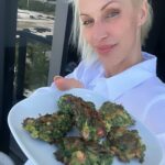 Ingrid Grudke Instagram - Buñuelos de Espinaca Les dejo la receta que me pidieron de los bunueliros de espinaca que me hizo mi amiga @michuluna acá en Miami 🥰🤩 2ramilletes de espinaca 1 huevo 🥚 Medio morron Media cebolla 🧅 Una cuchara de harina Sal a gusto 👅 Cortó la espinaca, el morron y la cebolla. Mezcló todo con el huevo y la harina. En una bandeja para llevar al horno, con una cuchara hago pequeños montoncitos y lo llevo al horno. Y listo!!! A disfrutar del sabor de la buena alimentación💖