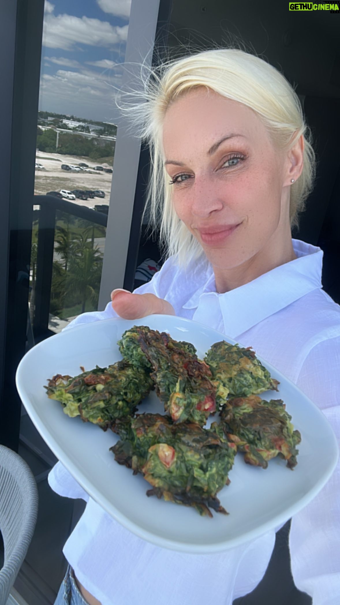 Ingrid Grudke Instagram - Buñuelos de Espinaca Les dejo la receta que me pidieron de los bunueliros de espinaca que me hizo mi amiga @michuluna acá en Miami 🥰🤩 2ramilletes de espinaca 1 huevo 🥚 Medio morron Media cebolla 🧅 Una cuchara de harina Sal a gusto 👅 Cortó la espinaca, el morron y la cebolla. Mezcló todo con el huevo y la harina. En una bandeja para llevar al horno, con una cuchara hago pequeños montoncitos y lo llevo al horno. Y listo!!! A disfrutar del sabor de la buena alimentación💖