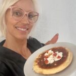 Ingrid Grudke Instagram - Hoy les preparo mi desayuno desde Madrid 🇪🇸PANQUEQUE PROTEICO Hoy un desayuno… 4 huevos… 5 cucharadas de harina de arroz o harina de Almendras Un puñado de Frutas disecadas o frutos secos…algún endulzante. A gusto de ustedes! Acompañar con lo que más les guste 💓. #ingridgrudke #mundoIN #desayuno #fitness
