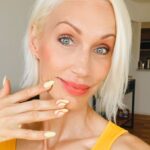 Ingrid Grudke Instagram - En los últimos años las uñas de nuestras manos han tomado mucha importancia en el estilo de cada mujer. Con lo cual, las expertas en uñas desarrollaron un talento extra en el arte de pintar y decorar las mismas. Hasta hace poco, escuchábamos hablar de #nailart que se refería solo a las uñas esculpidas, pero en la actualidad se amplían en los diseños que también se hacen con esmaltes. Una tendencia que se impuso y por ahora no piensa en irse tan rápido de la moda. Y por supuesto, yo me sume a este nuevo carácter de expresar un estilo propio de tener unas con diferentes formas, colores y diseños únicos 🥰 #uñas #uñasbonitas #uñasacrilicas #uñaslindas #uñasperfectas #uñasesculpidas #uñasdecoradas @espacio_f_magali_fleita @magali_fleitaas muchas gracias 🥰💓 muy Feliz Navidad 🎄🎁 #posadas