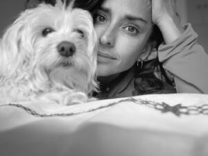 Inma Cuesta Instagram - Me ha costado asumir que Rumba se haya convertido en una viejita, quizá porque se que a ciertas edades cada año que cumple es un regalo extra.
 Llevamos 15 años compartiendo la vida y me cuesta imaginarme sin ella…
Así que aquí seguimos aprovechando cada instante para cuidarnos y “perrear” un rato.
Rumba & me🤍🐾