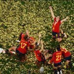 Inma Cuesta Instagram - Ya nadie podrá decirles a las niñas que el fútbol es cosa de chicos. La @sefutbolfem ha hecho historia ganando el Mundial. Convirtiéndose en referentes para muchas niñas y niños, porque lo que no ves no existe. Y ahora viéndolas a ellas saben que sí se puede. No soy aficionada al fútbol, pero hoy viendo el partido con mi hija lo he vivido con emoción y se me han saltado las lagrimas al verla a ella gritar: “¡Mamá las chicas han ganado! ¡Somos CAMPEONAS del mundo mundial! “ Gracias a la selección femenina hoy el fútbol también es cosa de chicas. 💜 Foto: @el_pais #CampeonasDelMundo