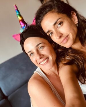 Inma Cuesta Instagram - Me pasaría la vida viéndote bailar…
Celebrar cada instante de felicidad, cada batalla vencida.
Cruzaría el mundo de parte a parte por abrazarte,
por quedarme un rato más a tu lado contagiándome de tu risa.
Hoy le soplaste a tus 39 veranos  y fui muy feliz de poder acompañarte y verte cerrar los ojos para pedir tu deseo.
Ya te echo de menos manita.
Te quiero hasta la 🌙 y más allá.