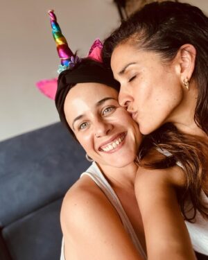 Inma Cuesta Instagram - Me pasaría la vida viéndote bailar…
Celebrar cada instante de felicidad, cada batalla vencida.
Cruzaría el mundo de parte a parte por abrazarte,
por quedarme un rato más a tu lado contagiándome de tu risa.
Hoy le soplaste a tus 39 veranos  y fui muy feliz de poder acompañarte y verte cerrar los ojos para pedir tu deseo.
Ya te echo de menos manita.
Te quiero hasta la 🌙 y más allá.