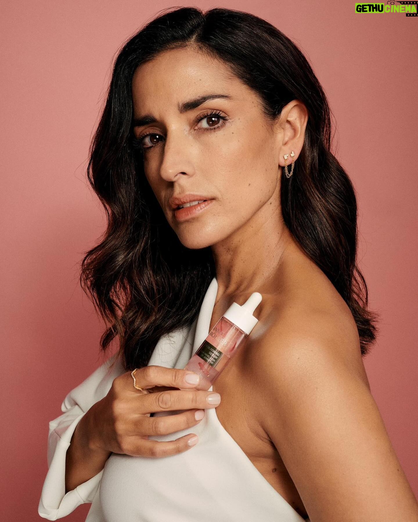 Inma Cuesta Instagram - Youth Blooming Serum de Stimulâge, la línea de cuidado de la piel de Anne Möller dedicada a mujeres a partir de los cuarenta. Está enriquecido con una combinación única de aceites extraídos de diferentes flores que ayuda a la elasticidad de la piel, y hace que la tez esté radiante. La flor de cera suaviza, protege y revitaliza. Combinado con otros ingredientes esenciales estimulan el equilibrio de la piel y su renovación. #annemöller #stimulâge #skindefensescience