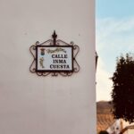 Inma Cuesta Instagram – Esta calle que ahora lleva mi nombre, es la calle en la que nacieron y vivieron mis abuelos, donde mis padres construyeron su hogar, donde crecí y jugué con mis hermanos, donde en las noches de verano nos sentábamos a la “ fresca” con mi abuela y sus vecinas a hablar de la vida.
He recorrido muchas veces esa calle con mi maleta cargada camino de la estación dirección Madrid. 
Soy de un pueblo muy pequeño pero siempre soñé muy grande. Si me detengo y echo la vista atrás hay mucho esfuerzo y mucho trabajo detrás de cada paso que he dado, asi que es muy emocionante para mí recibir este reconocimiento.
Me fui hace muchos años de Arquillos, pero este es el lugar al que siempre vuelvo buscando la raíz.
Gracias a mis padres y a mi familia al completo, por acompañarme y a todos los vecinos que quisieron estar  a mi lado en el día de ayer.
Y GRACIAS al ayuntamiento de Arquillos @aytoarquillos y su alcalde @m.manriquepeinado 
por tanto cariño.
.
.
📌Desliza! ➡️Ana mari era de Arquillos, ahí mi especial homenaje. ¡Viva San Antón bendito!