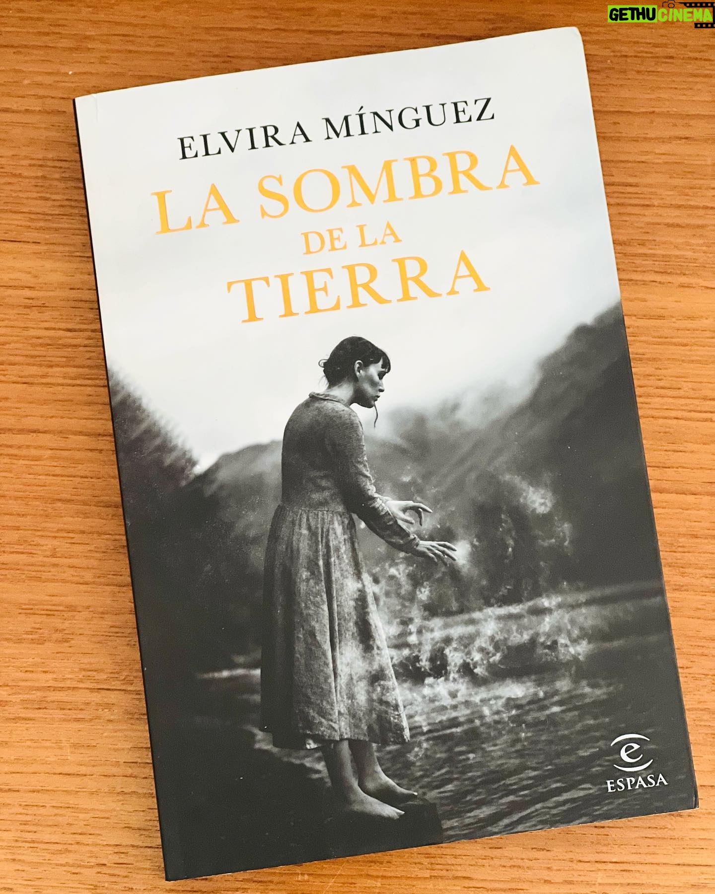 Inma Cuesta Instagram - Deseando adentrarme en el universo de: “La sombra de la tierra” la primera novela de mi querida @elviraminguez. Gracias por hacerme llegar este regalo… Te admiro y te quiero 💜 #lasombradelatierra