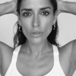 Inma Cuesta Instagram - Me miro de frente y descubro a una mujer que después de transitar por muchas situaciones estos últimos años, se ha hecho más fuerte y más valiente. Hay que dejar que la vida te transforme, te atraviese y ponga cada cosa en su lugar, aprender a dejar ir y buscar buenos compañeros de viaje . Este poema 💘 me define, espero que al leerlo a ti también: “Me he acostumbrado (Así, como quien no quiere la cosa) a los Domingos sin resaca al amor sin golpes a la gente sin doblez. No es que mi vida sea menos emocionante: es que las emociones son reales, son sencillas. Y por tanto, hacen bien.” . Ana Elena Pena