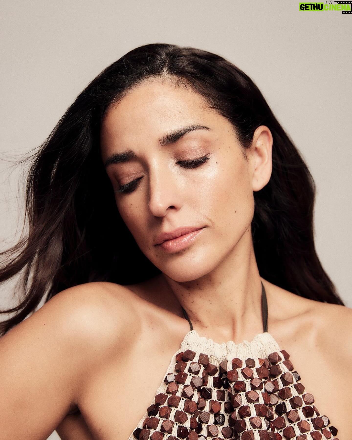 Inma Cuesta Instagram - Abril🌾 . . @harpersbazaares @annemollercosmetics Foto: @rociorramos