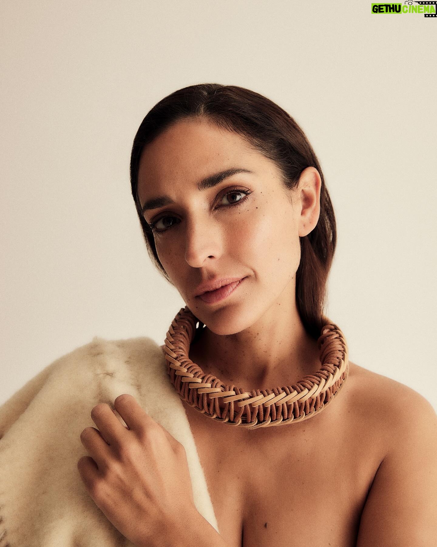Inma Cuesta Instagram - Abril🌾 . . @harpersbazaares @annemollercosmetics Foto: @rociorramos