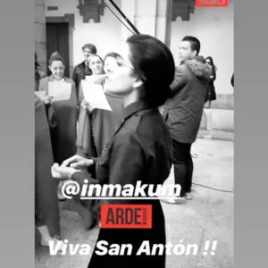 Inma Cuesta Instagram - Esta calle que ahora lleva mi nombre, es la calle en la que nacieron y vivieron mis abuelos, donde mis padres construyeron su hogar, donde crecí y jugué con mis hermanos, donde en las noches de verano nos sentábamos a la “ fresca” con mi abuela y sus vecinas a hablar de la vida.
He recorrido muchas veces esa calle con mi maleta cargada camino de la estación dirección Madrid. 
Soy de un pueblo muy pequeño pero siempre soñé muy grande. Si me detengo y echo la vista atrás hay mucho esfuerzo y mucho trabajo detrás de cada paso que he dado, asi que es muy emocionante para mí recibir este reconocimiento.
Me fui hace muchos años de Arquillos, pero este es el lugar al que siempre vuelvo buscando la raíz.
Gracias a mis padres y a mi familia al completo, por acompañarme y a todos los vecinos que quisieron estar  a mi lado en el día de ayer.
Y GRACIAS al ayuntamiento de Arquillos @aytoarquillos y su alcalde @m.manriquepeinado 
por tanto cariño.
.
.
📌Desliza! ➡️Ana mari era de Arquillos, ahí mi especial homenaje. ¡Viva San Antón bendito!