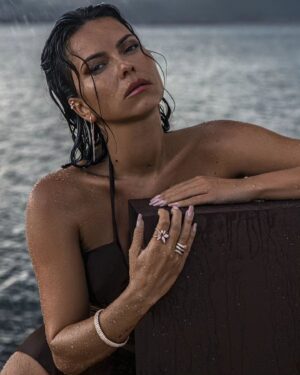 Inna Instagram - Another year with my "Diamonds family" We did great things together, so if you' re lookin' for Christmas gifts, you should check out the website - link in bio- and follow them @stildiamonds Special thanks to @black_sheep.ro 🫡