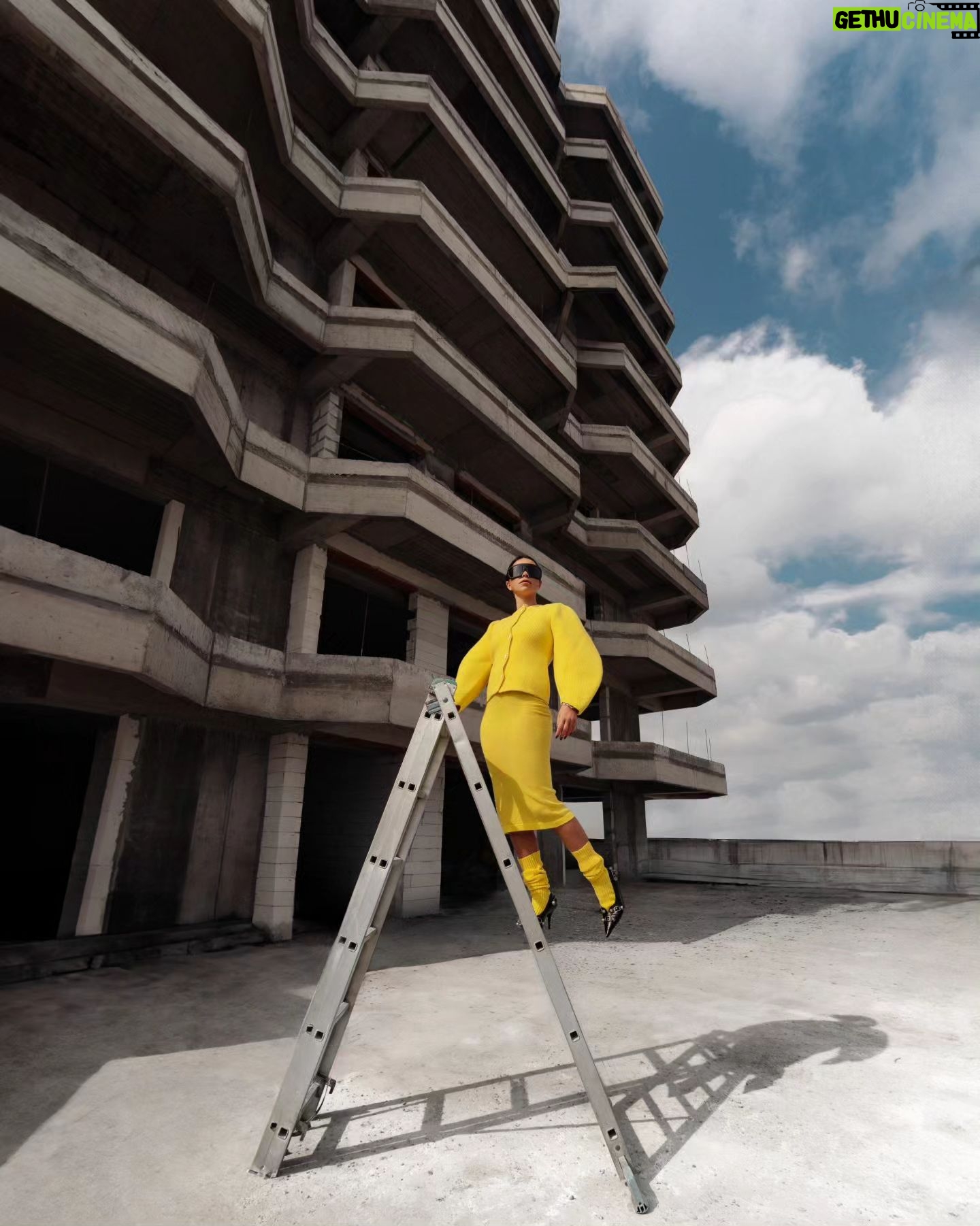 Inna Instagram - Primul foto shooting de pe terasa apartamentului meu din Marina Tower Mamaia arata asa. Cand e gata va chem la un drink. Ma laud si cu vecini faimosi, asa ca facem si o sesiune de autografe π @marinatower.ro @alphabuilders.ro