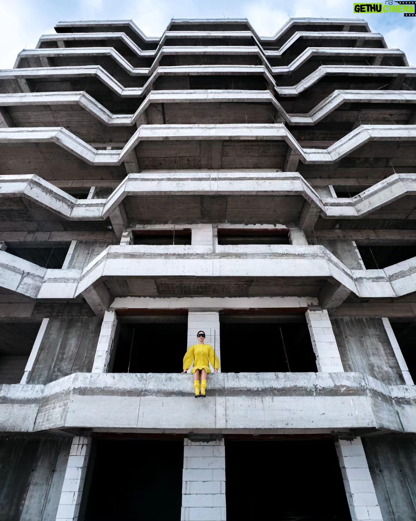 Inna Instagram - Primul foto shooting de pe terasa apartamentului meu din Marina Tower Mamaia arata asa. Cand e gata va chem la un drink. Ma laud si cu vecini faimosi, asa ca facem si o sesiune de autografe π @marinatower.ro @alphabuilders.ro