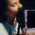 Inna Instagram – Texting has never been easier on the run with my Flip and I loooove this!
Try Galaxy and sign up here:
https://www.samsung.com/ro/join-the-flip-side/ and let’s party together!
#JoinTheFlipSide #SwitchToFreedom #GalaxyZFlip5 #ad